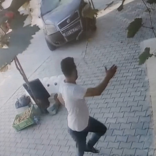 Ölümden saniyelerle kurtuldu: Kontrolden çıkan araç ağaca çarparak durabildi