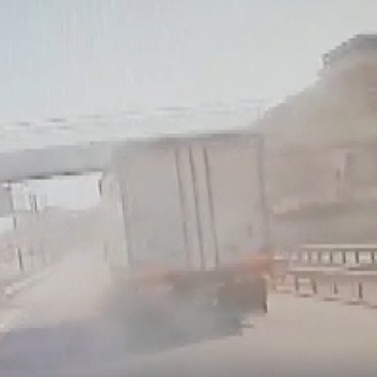 Beylikdüzünde 3 TIRın karıştığı kaza kamerada
