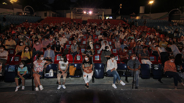 Devlet Tiyatroları koronavirüs sürecinde seyirciyi yalnız bırakmamak için şehir şehir gezdi.