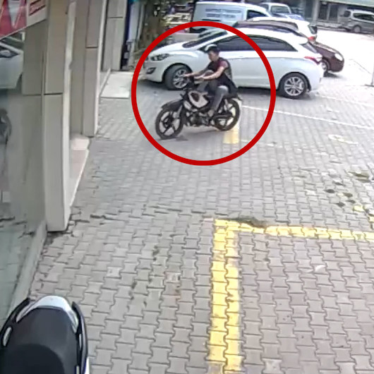 Sakaryada polis ekiplerini gören sürücü motosikletini pasaja bırakıp kaçtı