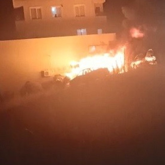 Kocaeli’de hurda araçlar alevlere teslim oldu