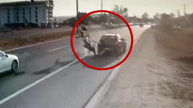 Bolu'da motosiklet sürücüsü geri manevra yapan otomobile çarptı