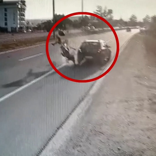 Boluda motosiklet sürücüsü geri manevra yapan otomobile çarptı