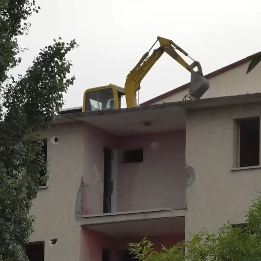 Karsta pes dedirten görüntü: İş makinesini yıkım için 5 katlı binanın üzerine çıkardı