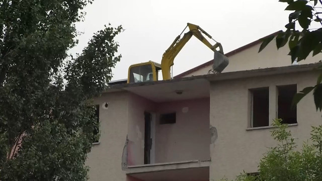 Kars'ta pes dedirten görüntü: İş makinesini yıkım için 5 katlı binanın üzerine çıkardı