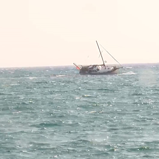 Tekirdağ açıklarında arıza yapan yat kayalıklara çarptı