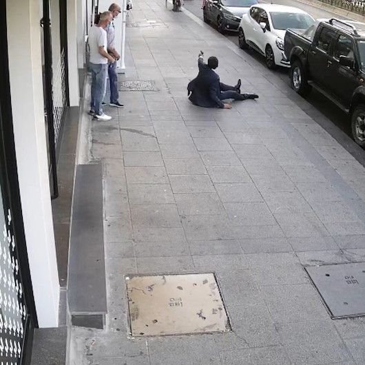 Fatihte vatandaşlar silahlı saldırının ortasında kaldı: Vurularak düşen adam silahını çekerek saldırgana ateş etti