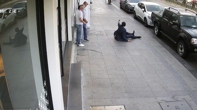 Fatih'te vatandaşlar silahlı saldırının ortasında kaldı: Vurularak düşen adam silahını çekerek saldırgana ateş etti