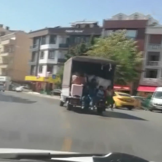 Kamyonet kasasında tehlikeli yolculuk