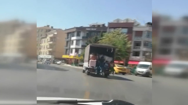 Kamyonet kasasında tehlikeli yolculuk