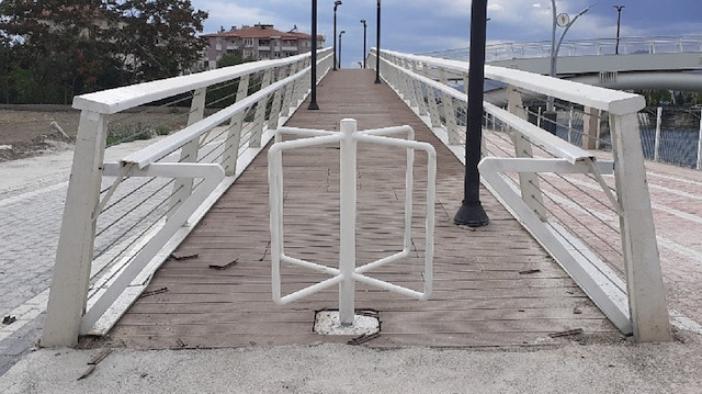 Yaya köprüsünün giriş ve çıkışına konulan turnikeler engellilerin hayatını zorlaştırıyor. 
