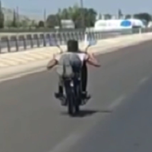 Seyir halindeki motosiklette yatarak yolculuk etti: Tepki çeken görüntüler kamerada