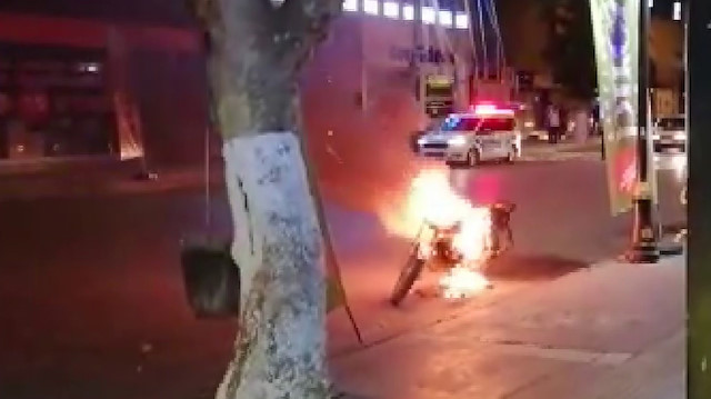 Polislere kızıp motosikletini ateşe verdi