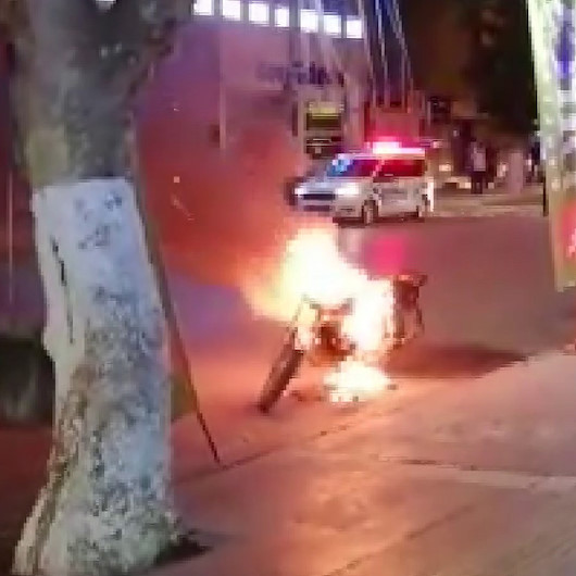 Polislere kızıp motosikletini ateşe verdi