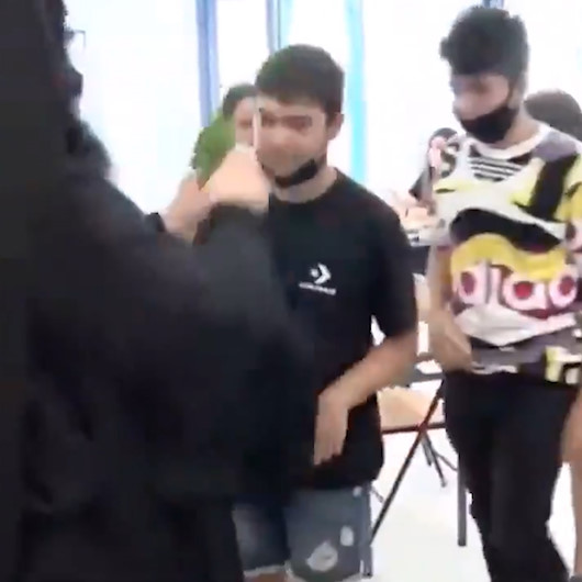 Yunanistanda okullar açıldı: Pandemiye rağmen öğrenciler aynı haçı öptü
