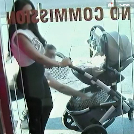 Taksim’de şaşkına çeviren telefon hırsızlığı kamerada
