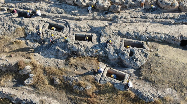 Kazı çalışmalarının aralıksız sürdüğü Zerzevan Kalesi'nde, şimdi de 'Ölüler Şehri' ortaya çıkartılacak.