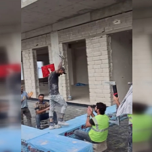 Trabzonda inşaat işçilerinden mankenlere taş çıkartacak defile