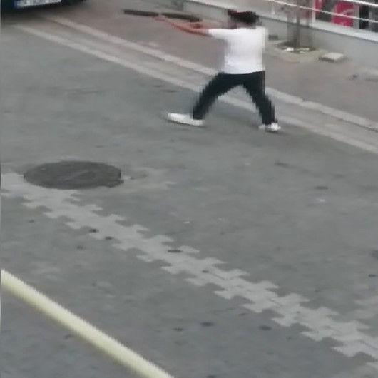 Esenyurtta eline aldığı pompalı tüfekle etrafa ateş açtı