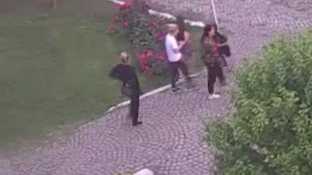 İstanbul’da parkta çocuğa hırsızlık yaptıran aile görünümlü çete kamerada
