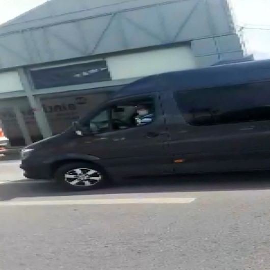 Servis şoförünün yürüyen kadına sözlü tacizi kamerada