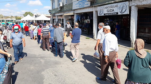 Edirne'de vatandaşlar sosyal mesafeyi hiçe sayıp pazar yerine akın etti