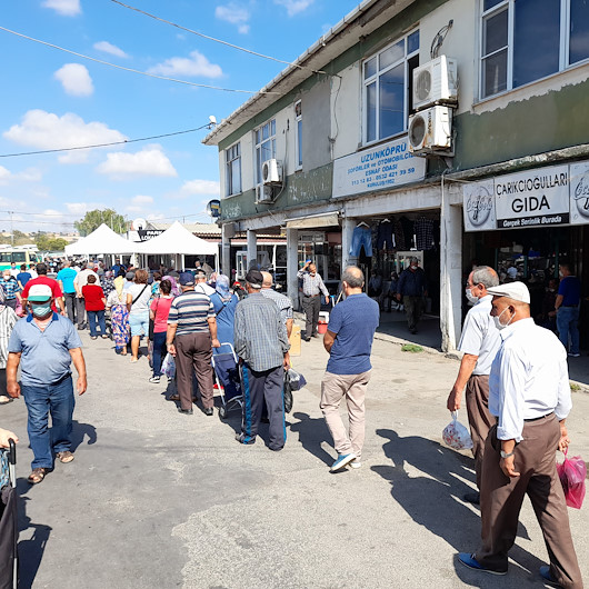 Edirnede vatandaşlar sosyal mesafeyi hiçe sayıp pazar yerine akın etti