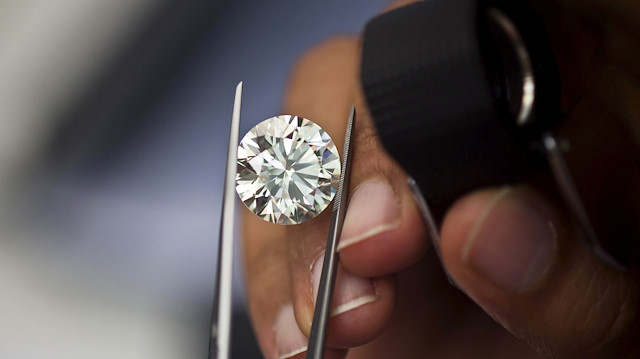 FILE PHOTO: A trader inspects a diamond during a show at the trading floor of Israel's Diamond Exchange (IDE) in Ramat Gan near Tel Aviv, Israel August 29, 2013. REUTERS/Nir Elias/File Photo

