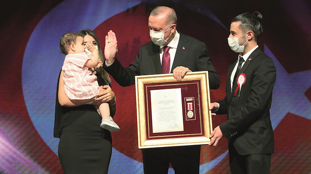 Ankara’da yaşayan 77 şehit yakını ve gaziye Devlet Övünç Madalyası ve Beratı verildi.