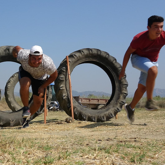 Aydınlı gençlerden tarlada survivor yarışması