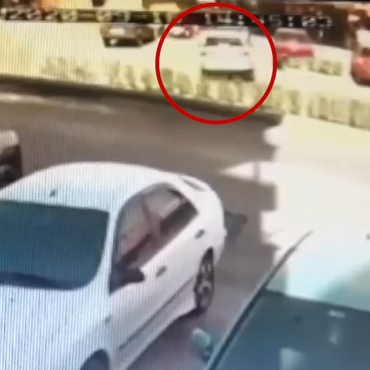 Direksiyon hakimiyetini kaybetti, park halindeki araçları böyle biçti