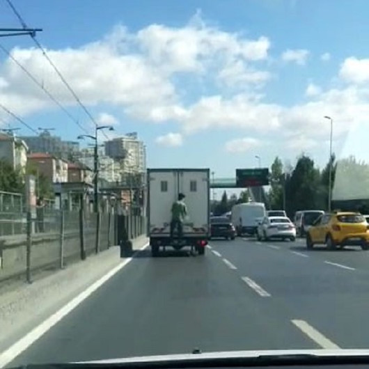 Kamyonetin kasasında tehlikeli yolculuk kamerada