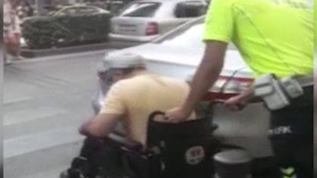 Yaya geçidine park eden araç yüzünden mağdur olan engelli vatandaşın imdadına polis yetişti