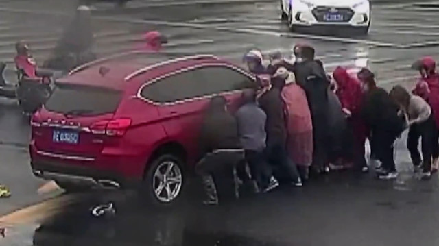 Çin'de kaza yapan yaşlı adamı aracı kaldırarak kurtardılar