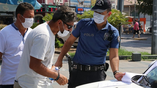 Antalya Emniyet Müdürlüğüne bağlı polis ekipleri, kentin kalabalık ortamlarında maske denetimini sürdürüyor. 