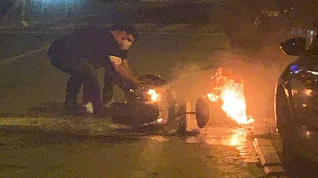 Beşiktaş'ta elektrikli bisikletin yedek bataryası seyir halindeyken patlayarak yandı.
