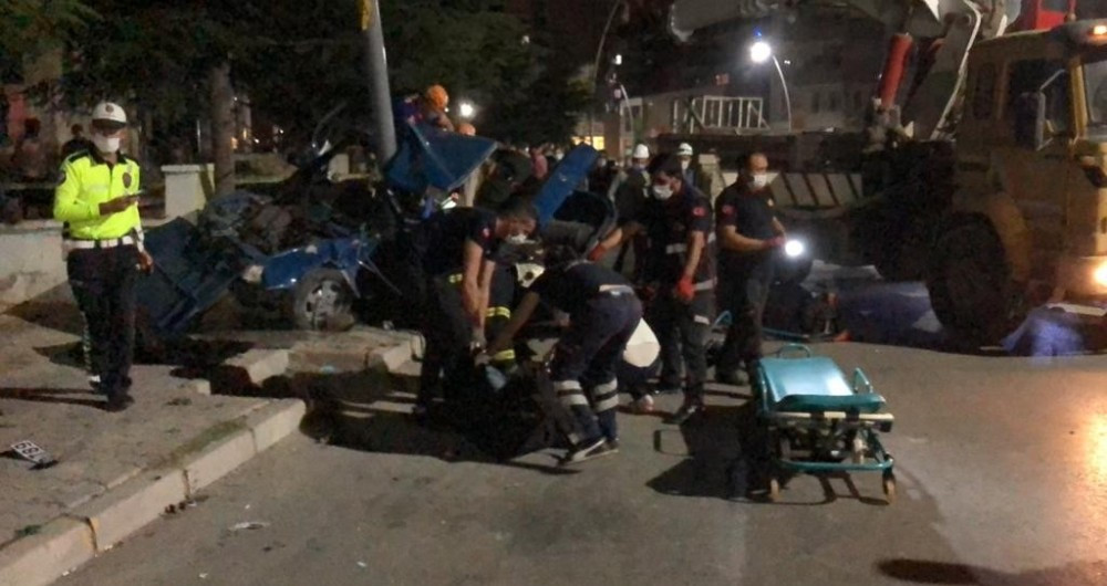 Bir otomobil yayaya çarptıktan sonra elektrik direğine çarparak ikiye bölündü.