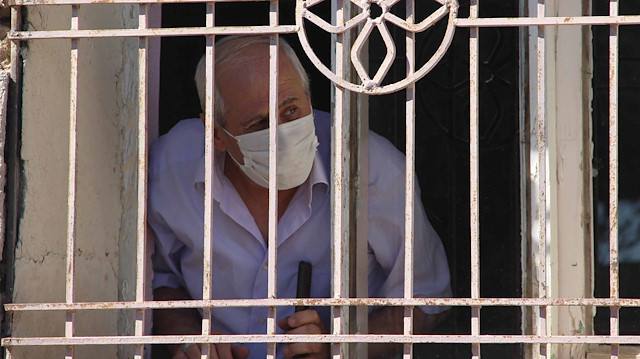 Emekli Mehmet Nallıoğlu (67) 21 günün sonunda koronavirüsü yenmeyi başardı.