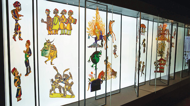 Karagözüm İki Güzüm adlı sergi usta sanatçı Ragıp Tuğtekin’in yaptığı ve Yapı Kredi Müzesi’nin özel koleksiyonunda yer alan tasvirlerinin yanında Tuğtekin’i etkileyen ve ondan etkilenen sanatçıların eserlerinden oluşan 350 yakın Karagöz tasvirinden oluşuyor. 