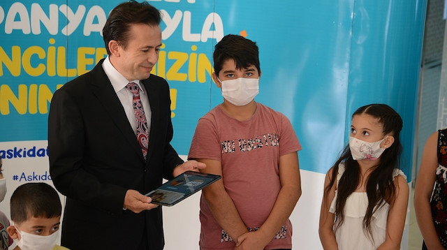 Tuzla'da 'Askıda Tablet' projesiyle ihtiyaç sahibi öğrenciler tabletlerine kavuşuyor