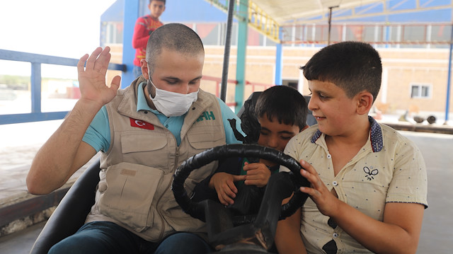 نظمتها "الإغاثة التركية".. رحلة ترفيهية لأطفال سوريين مكفوفين