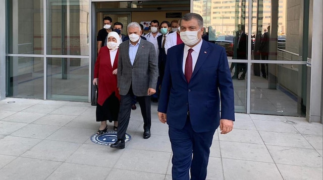 Binali Yıldırım ve eşi Semiha Yıldırım'a hastanede Sağlık Bakanı Fahrettin Koca eşlik emtişti.