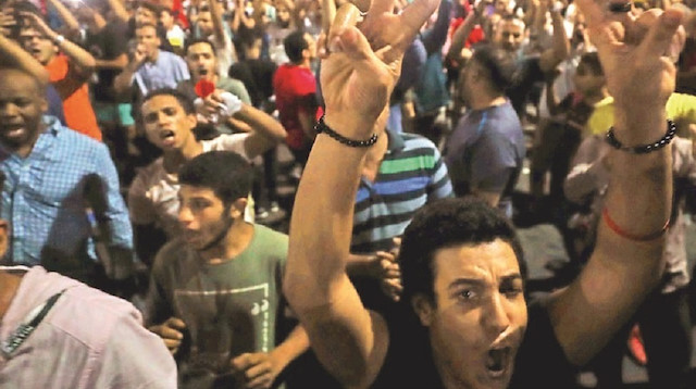 Göstericiler, ​“Uyumam rahat etmem, düşsün Sisi düşsün” sloganları atan protestocular, 20 Eylül’de düzenlenmesi planlanan protestolara işaret ederek, “Korkmuyoruz, korkmuyoruz, seninle bizim aramızda 20 Eylül günü var” şeklinde rejime meydan okudu.