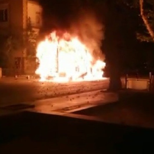 Ankarada park halindeki kamyonet alev topuna döndü