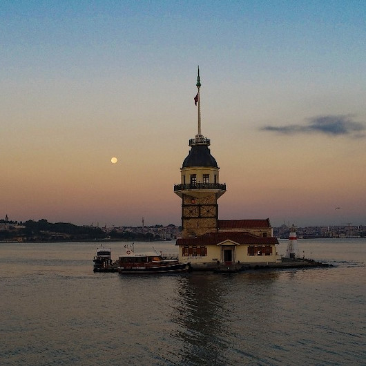 kiz kulesi nde kartpostallik gundogumu
