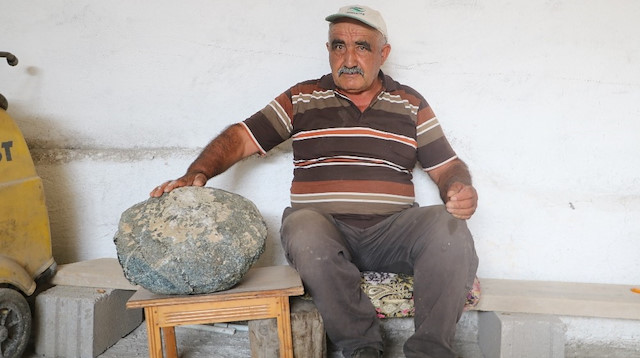 70 yaşındaki Muhsin Mermer, buğday tarlasında bulduğu ilginç taşı göktaşı sanıyor. 