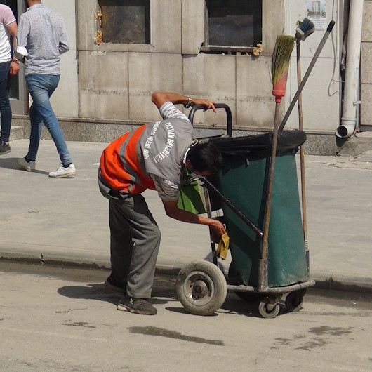 Bitliste temizlik işçisinin el arabasını temizleme anları sosyal medyanın gündemine oturdu