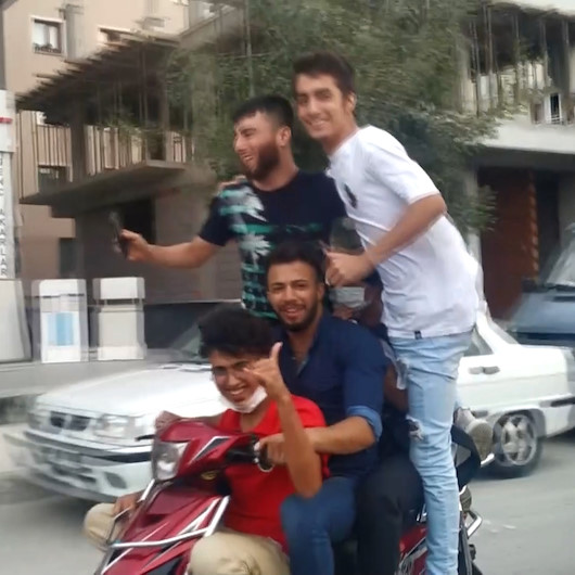 Elektrikli bisikletle yolculuk yapan 5 genç tehlikeye davetiye çıkardı