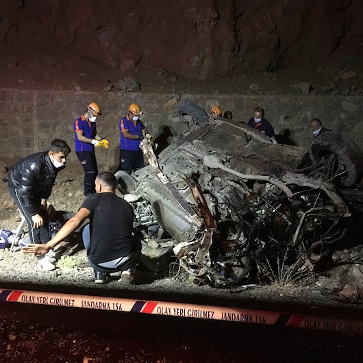 Araba virajdan çıkınca olanlar oldu: 3 ölü, 2 yaralı