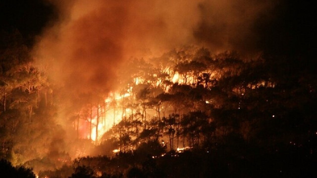 Yangın Badavut mevkiinde yazlık konutları tehdit etmeye devam ediyor. 